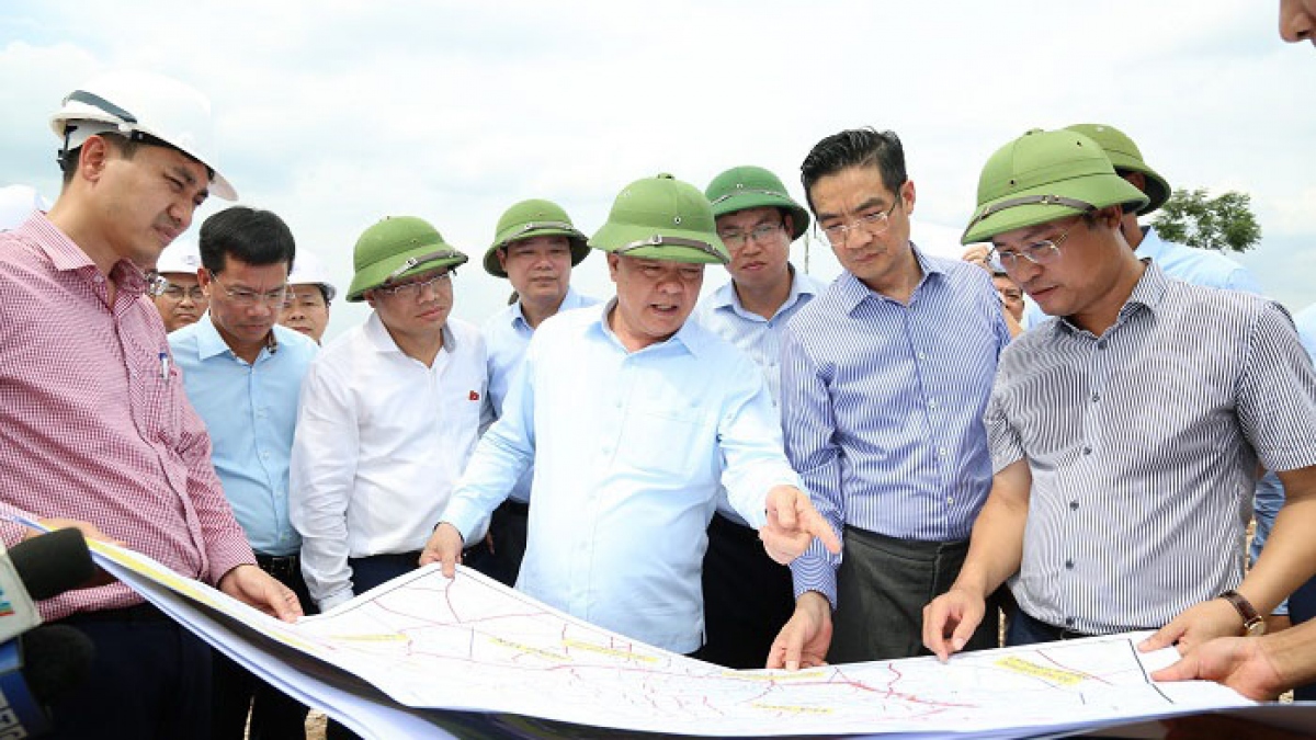 Bí thư Thành ủy Hà Nội Đinh Tiến Đũng kiểm tra vị trí khởi công tại Song Phương, huyện Hoài Đức.