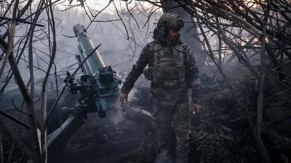 Binh sĩ Ukraine khai hỏa về hướng Siversk, Donetsk. Ảnh: Getty Images
