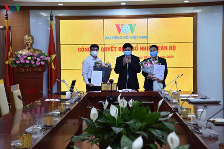 Tổng Giám đốc VOV Nguyễn Thế Kỷ trao quyết định điều động, bổ nhiệm cho Tổng Biên tập Báo điện tử VOV Ngô Thiệu Phong (bên trái) và Trưởng Ban Thời sự VOV1 Nguyễn Vũ Duy (bên phải).