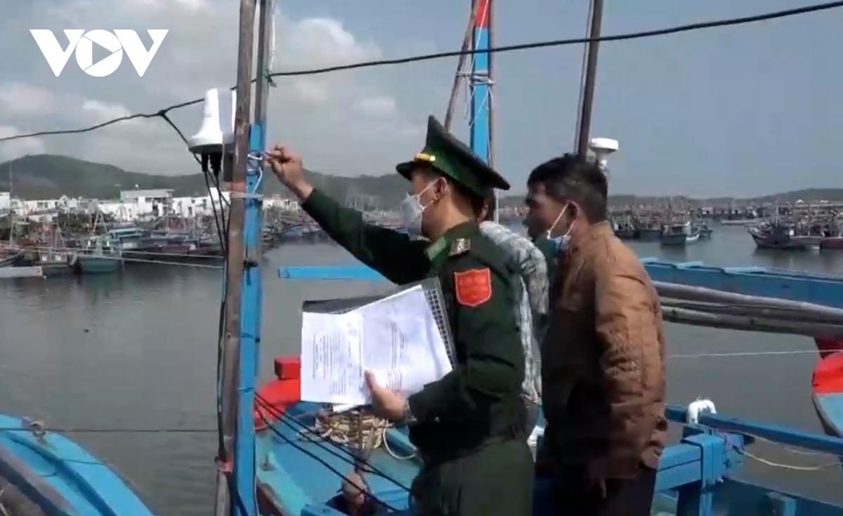 Bộ đội Biên phòng Quảng Ngãi kiểm tra thiết bị giám sát hành trình trên tàu cá.