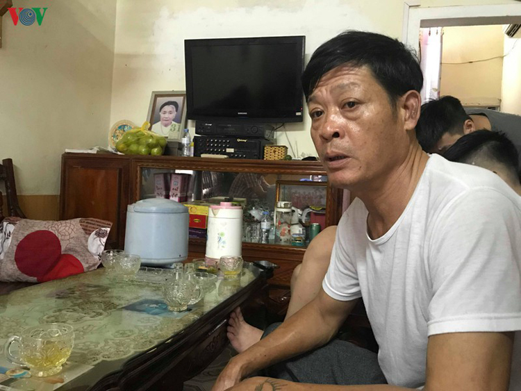 Ông Phạm Văn Th (bố của Ph.Th.Tr.M, 26 tuổi, trú tại thị trấn Nghèn, huyện Can Lộc, Hà Tĩnh) đau buồn khi kể lại những dòng tin nhắn của con.