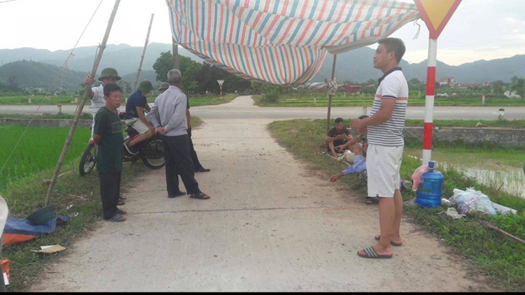 Người dân căng bạt, thay nhau túc trực, kiên quyết không cho xe rác tiến vào trong khu xử lý rác thải Nam Sơn (Sóc Sơn, Hà Nội).