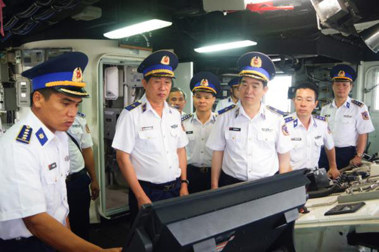 Thiếu tướng Bùi Quốc Oai- Chính ủy Cảnh sát biển Việt Nam thăm và kiểm tra tàu Cảnh sát biển 8020.