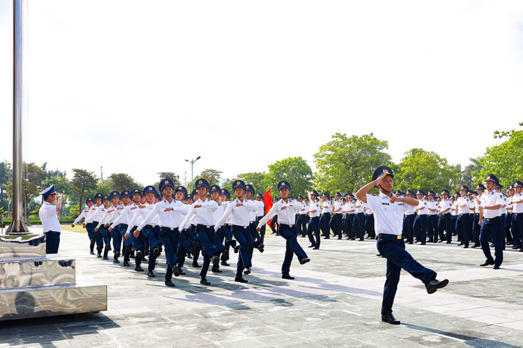 Duyệt đội ngũ trong lễ chào cờ ở Bộ Tư lệnh Cảnh sát biển Việt Nam.