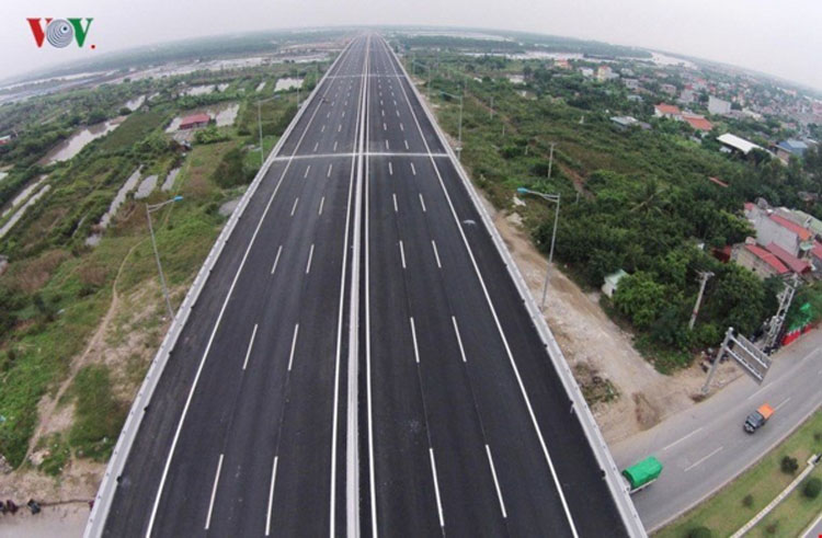 Tổng chiều dài tuyến cao tốc Bắc – Nam khoảng hơn 2.100 km, chạy qua 32 tỉnh, thành phố, chia làm 3 giai đoạn. 