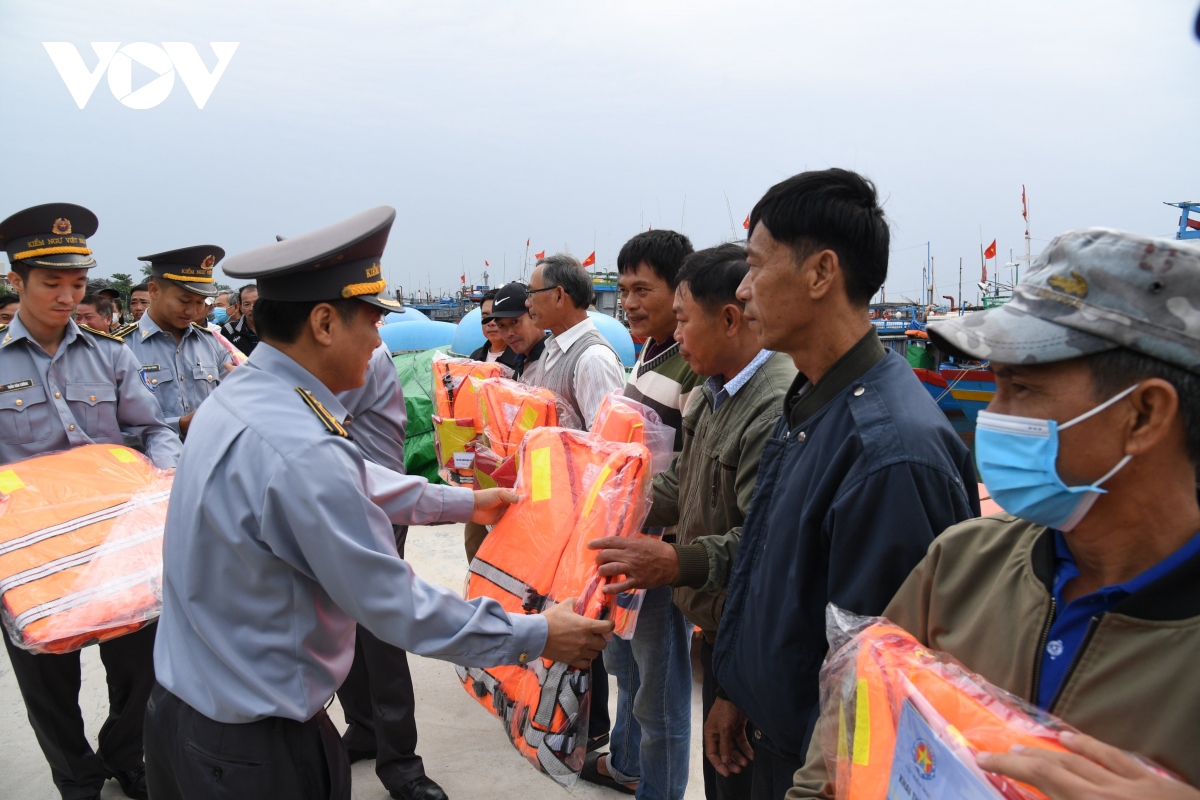 Chi đội kiểm ngư số 3 tặng quà cho ngư dân tại cảng cá Tam Quang, Quảng Nam.