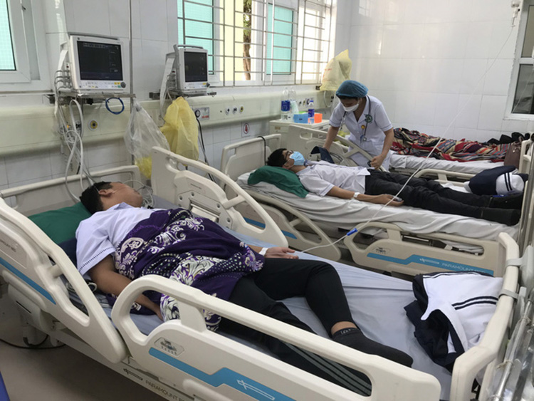 Học sinh được chăm sóc y tế tại Bệnh viện đa khoa Hạ Long.