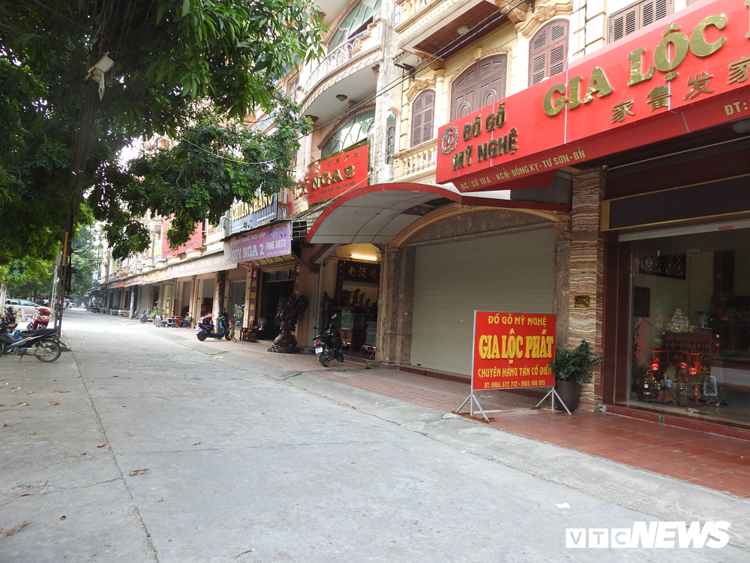 Các cửa hàng bày bán sản phẩm đồ gỗ Đồng Kỵ luôn trong cảnh chờ khách.