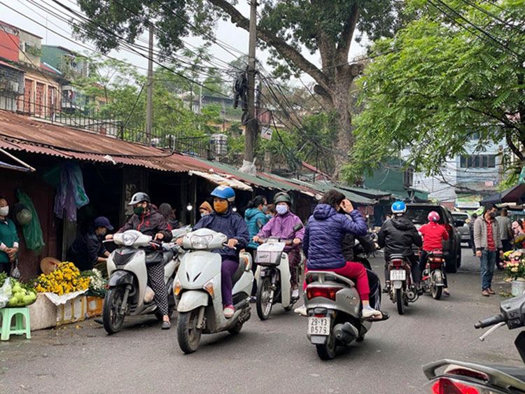 Chợ Nam Đồng người dân vẫn mua bán tấp nập ngày 7/4.