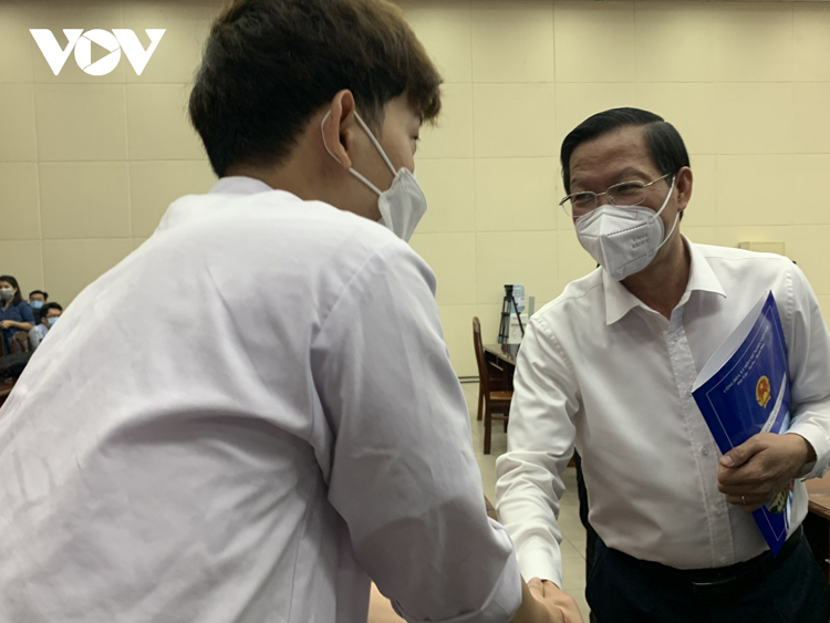 Chủ tịch UBND TP.HCM Phan Văn Mãi bắt tay các bác sĩ trẻ.