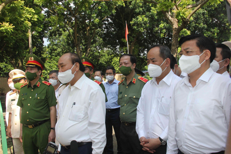 Chủ tịch nước Nguyễn Xuân Phúc nói chuyện với phạm nhân trại giam Ngọc Lý, Bắc Giang.