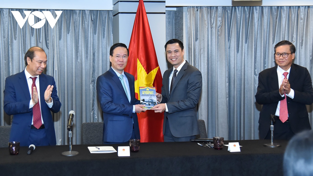 Chủ tịch nước gặp mặt và tặng quà lãnh đạo, cán bộ các cơ quan đại diện Việt Nam tại Hoa Kỳ.