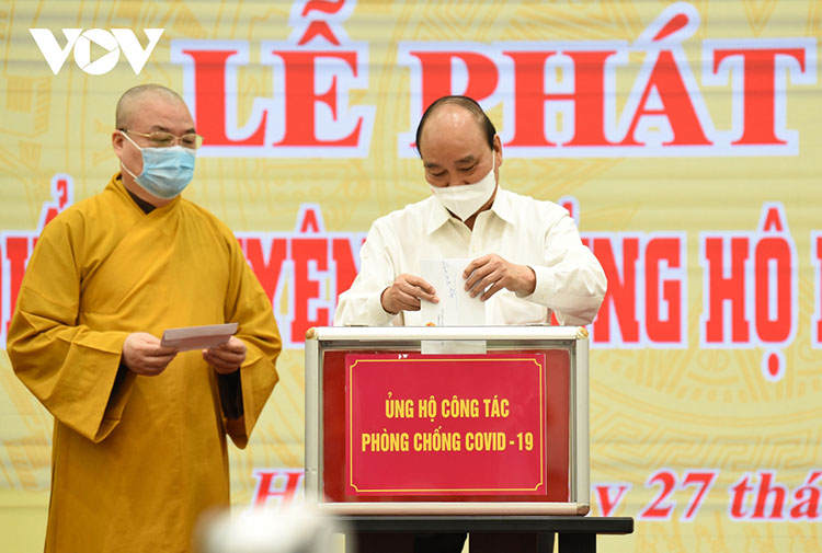 Chủ tịch nước Nguyễn Xuân Phúc cùng các đại biểu quyên góp ủng hộ quỹ phòng, chống dịch.
