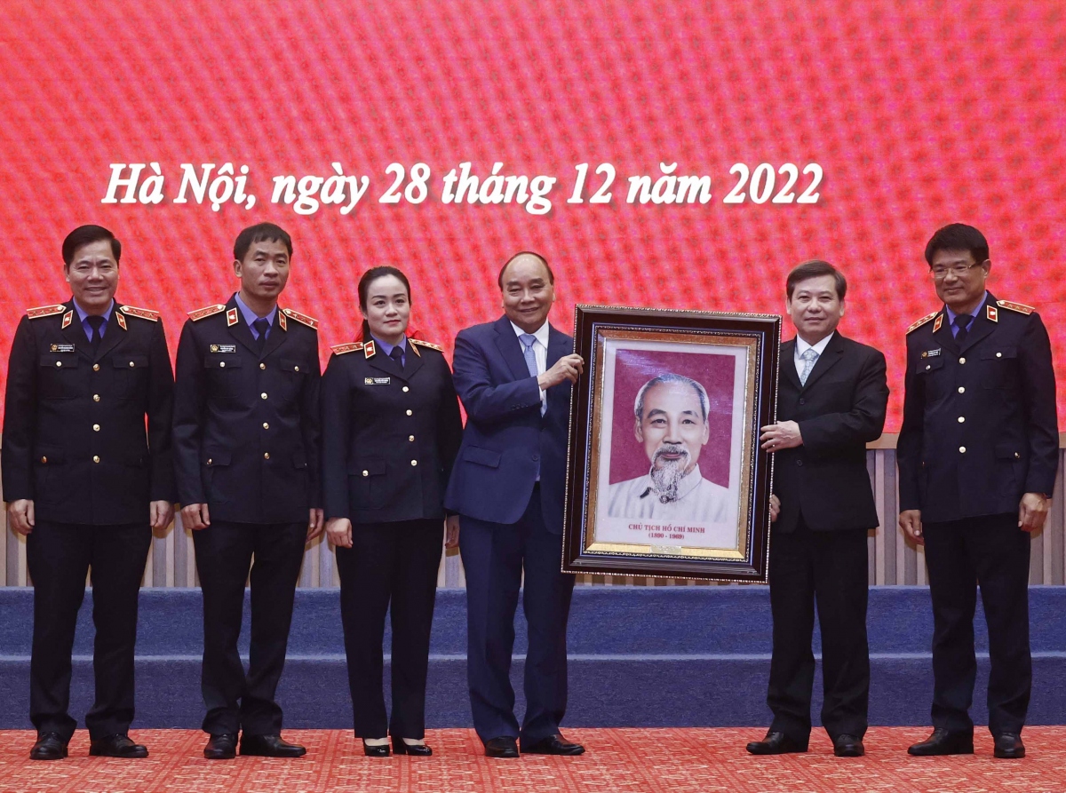 Chủ tịch nước Nguyễn Xuân Phúc tặng tranh cho Viện Kiểm sát nhân dân tối cao.