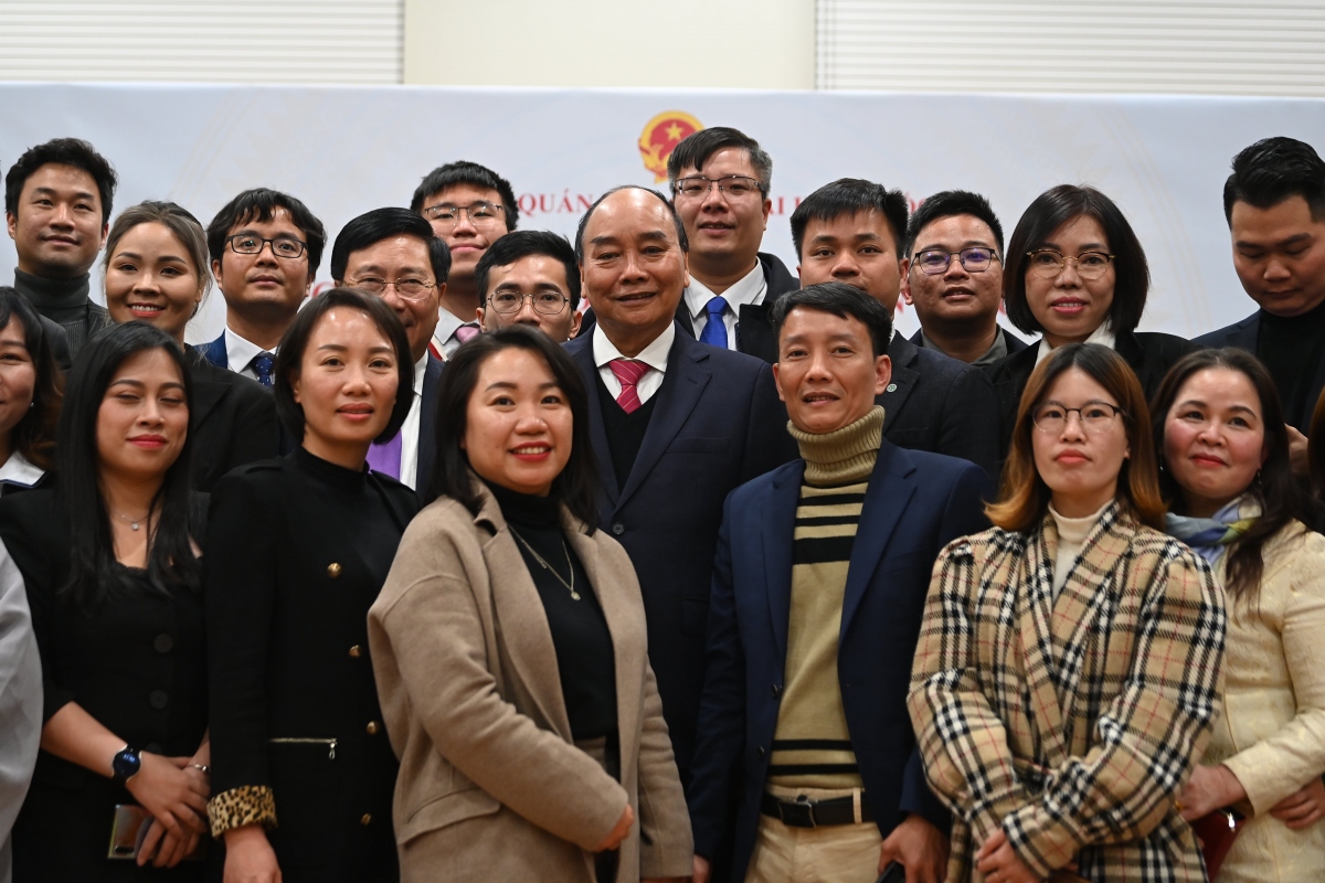 Chủ tịch nước Nguyễn Xuân Phúc chụp ảnh cùng cộng đồng người Việt tại Hàn Quốc.