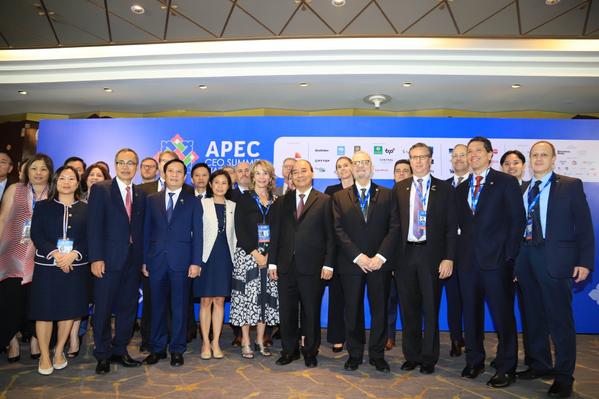 Chủ tịch nước Nguyễn Xuân Phúc chụp ảnh cùng các nhà đầu tư thuộc Liên minh doanh nghiệp Hoa Kỳ-APEC.
