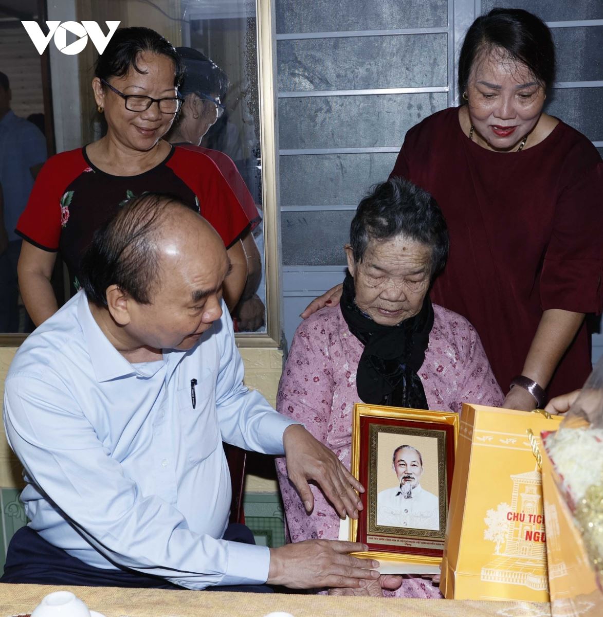 Chủ tịch nước Nguyễn Xuân Phúc thăm, tặng quà Mẹ Việt Nam Anh hùng Nguyễn Thị Trữ, 95 tuổi, sống tại Thành phố Đồng Hới.