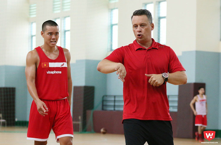 Chuyên gia Todd Purves dành nhiều thời gian để hướng dẫn Tâm Phúc theo bài chiến thuật của đội bóng rổ Việt Nam. Ảnh: Quang Thịnh.