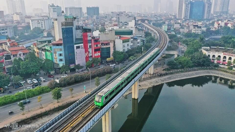 Thành phố Hà Nội cũng đã lên các phương án kết nối giữa các tuyến buýt với loại hình vận tải công cộng khối lượng lớn này nhằm tăng năng lực vận chuyển hành khách. Ảnh Vnexpress.