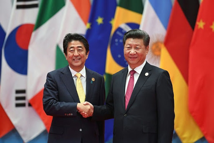 Thủ tướng Nhật Bản Shinzo Abe (trái) và Chủ tịch Trung Quốc Tập Cận Bình. Ảnh: Bloomberg.com