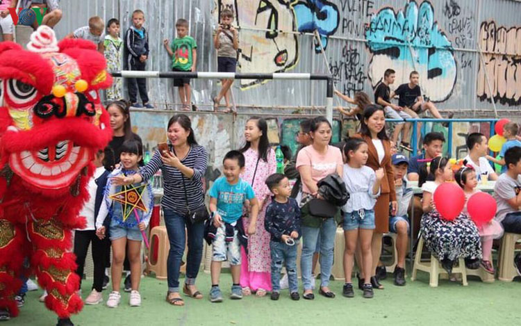 Cộng đồng người Việt ở Ukraine tổ chức Tết Trung thu cho các cháu thiếu niên, nhi đồng.