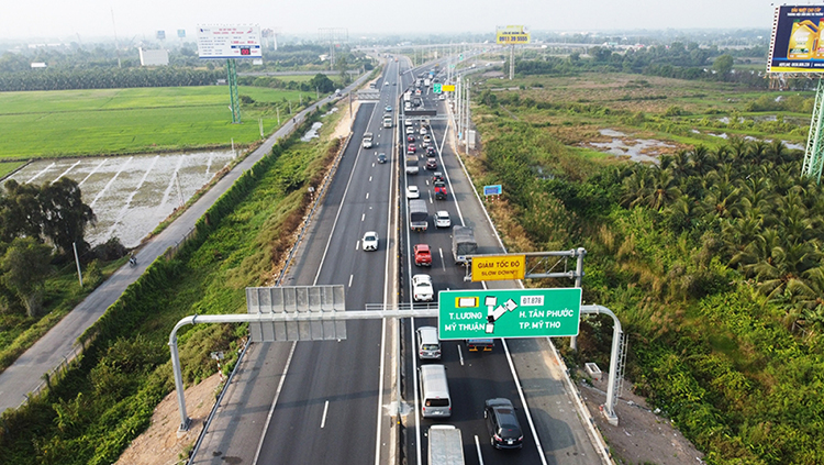 Xe ô tô lưu thông đông đúc trong ngày đầu cao tốc  Trung Lương - Mỹ Thuận cho xe lưu thông.