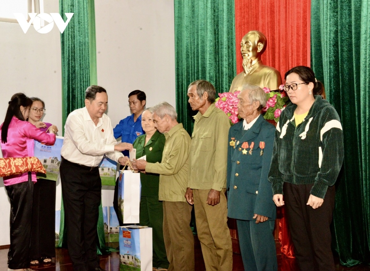 Chủ tịch Quốc hội Trần Thanh Mẫn tặng quà các gia đình chính sách, người có công của xã Lộc Thành, huyện Lộc Ninh, Bình Phước ngày 3/7/2024.