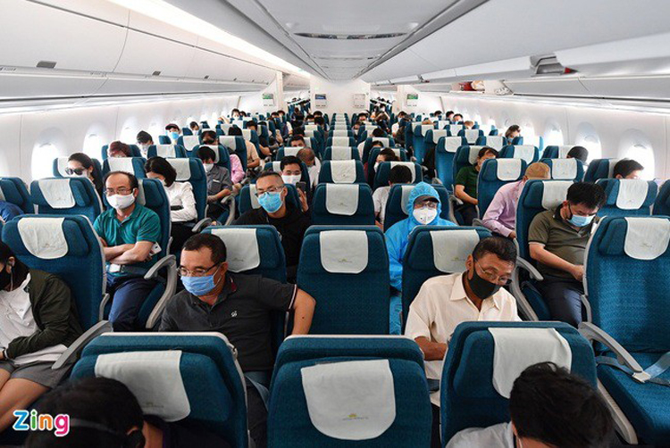 Cục Hàng không Việt Nam kiến nghị Bộ GTVT cho phép dỡ bỏ toàn bộ quy định về giãn cách chỗ ngồi trên tàu bay. Ảnh Zing.