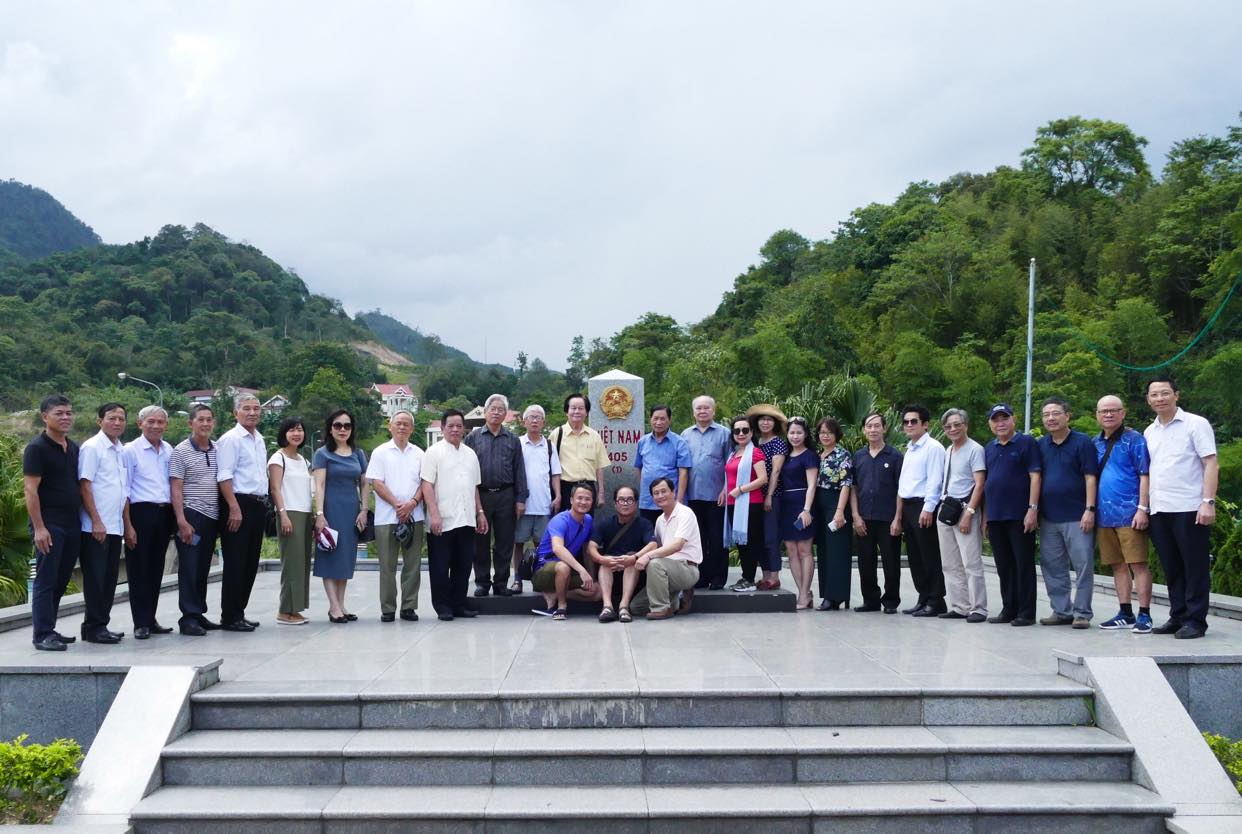 Biên tập viên Anh Thư cùng đoàn cựu chiến binh trở lại thăm chiến trường Lào năm 2019.