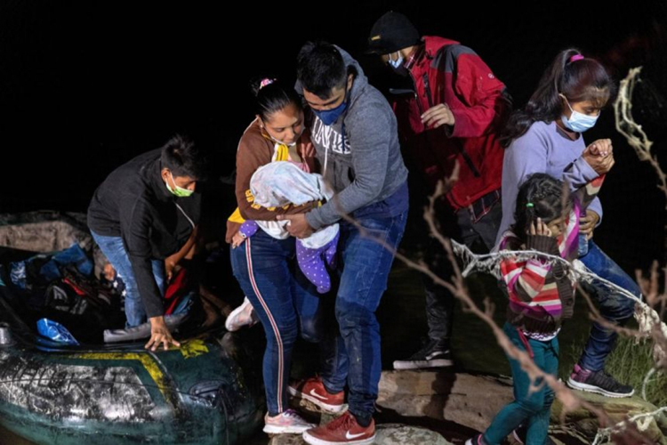 Ước tính, những kẻ buôn người, đưa người di cư bất hợp pháp ở Bắc Mỹ kiếm được tới 4,2 tỷ USD mỗi năm. Ảnh: AFP
