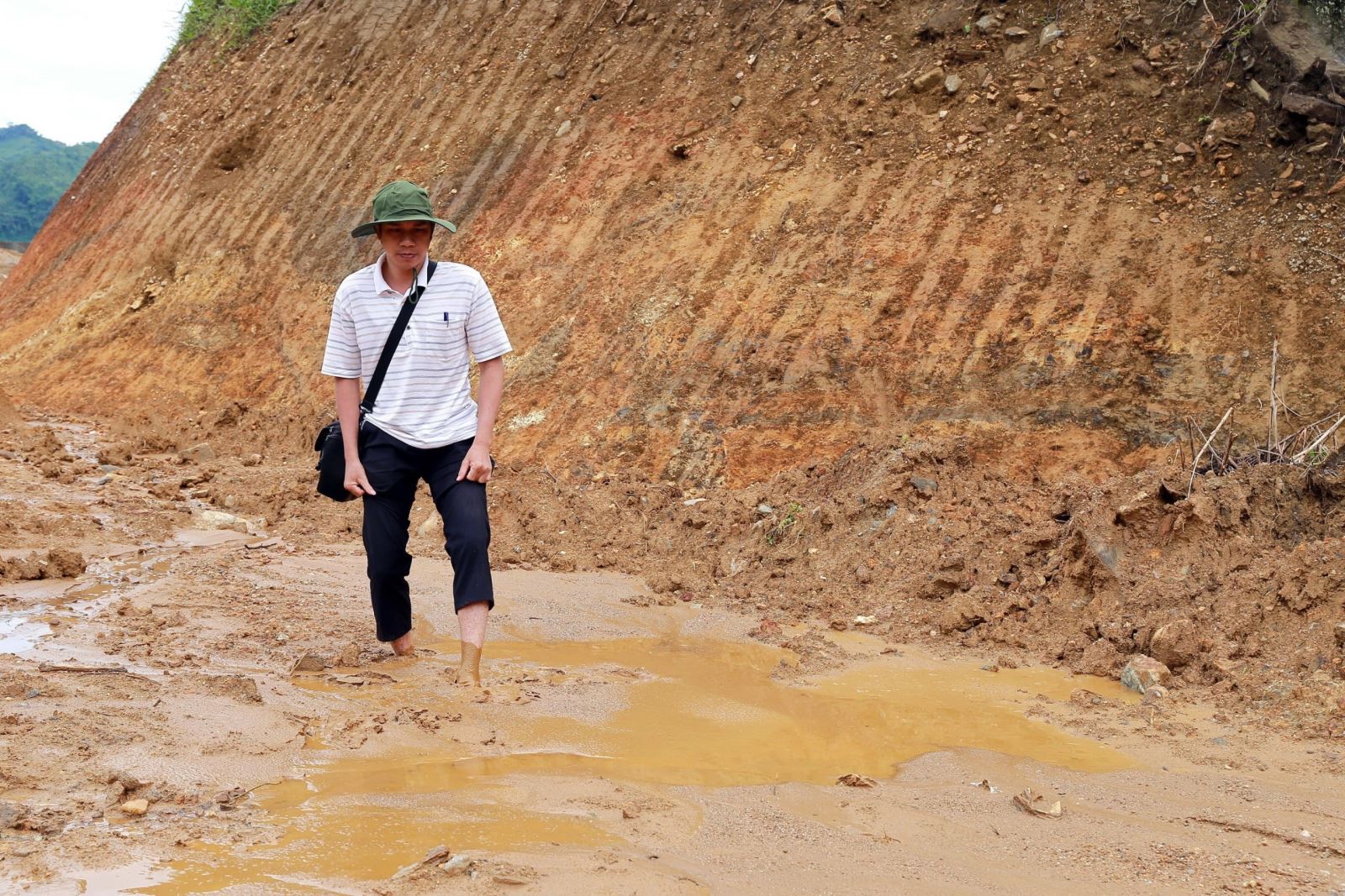 Nhà báo Đình Thiệu trèo đèo, lội xuống để đến với bà con.