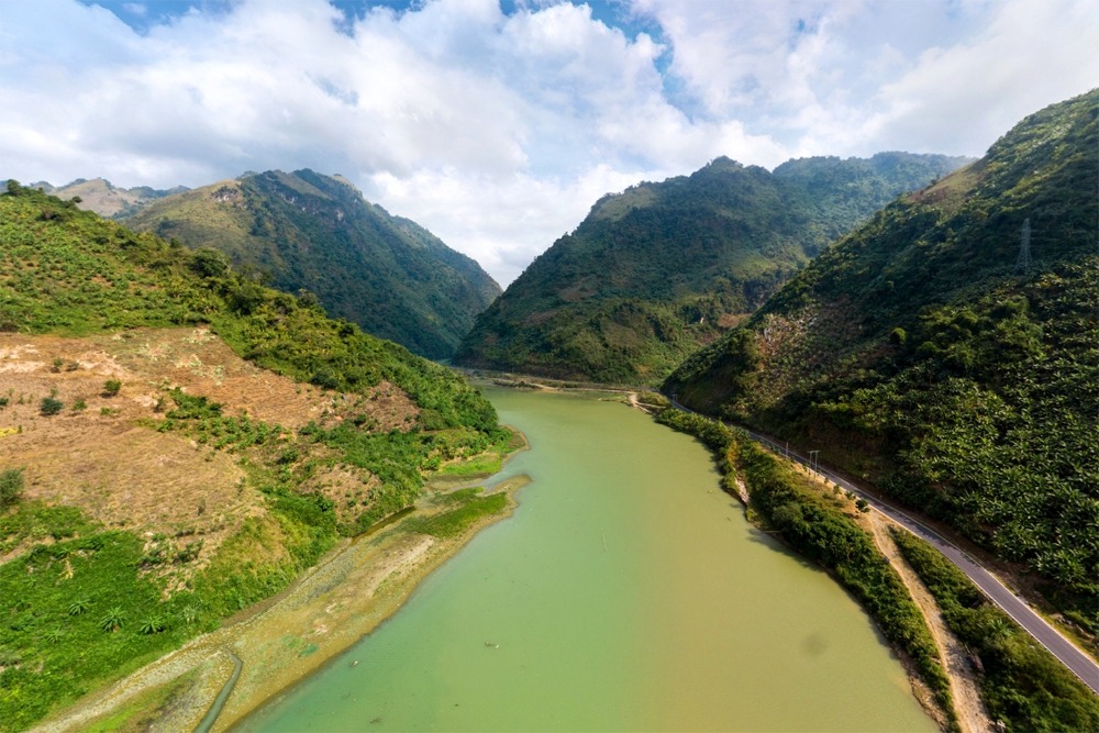 Dòng sông Nậm Na, tuyến đường thủy huyết mạch vận chuyển lương thực, đạn dược từ Phong Thổ (Lai Châu) cho chiến trường Điện Biên Phủ.