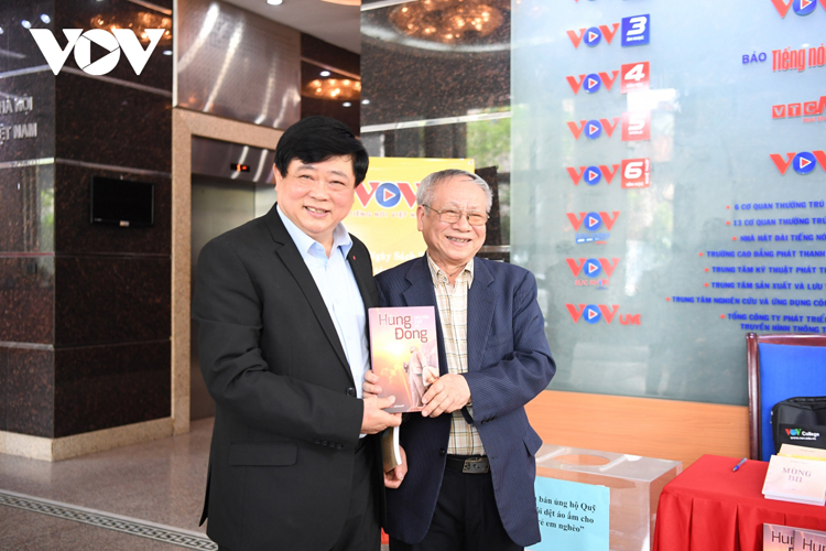 PGS.TS Nguyễn Thế Kỷ, Tổng Giám đốc VOV và nhà báo Trần Đức Nuôi tại sự kiện.