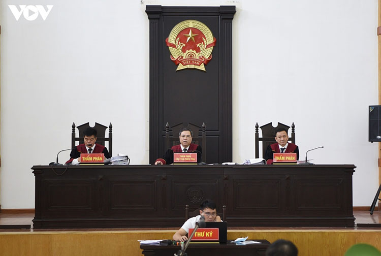 HĐXX do thẩm phán Võ Hồng Sơn (giữa) làm chủ tọa.