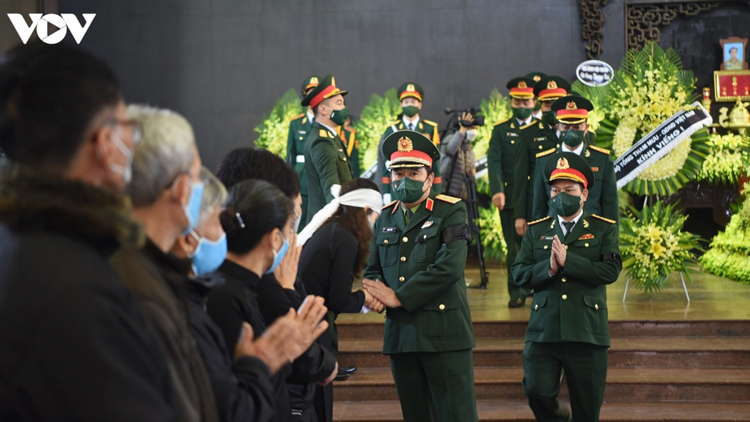 Lãnh đạo Bộ Quốc phòng chia sẻ với những mất mát của gia đình liệt sĩ Đỗ Anh. (Ảnh: Trọng Phú)
