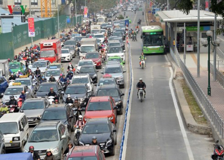 Đường Hà Nội hiện nay chỉ có 3-4 làn, khi ưu tiên một làn dành riêng cho xe buýt thì đồng nghĩa những phương tiện giao thông khác phải di chuyển trên các làn đường còn lại và điều này sẽ gây ra ùn tắc thêm.