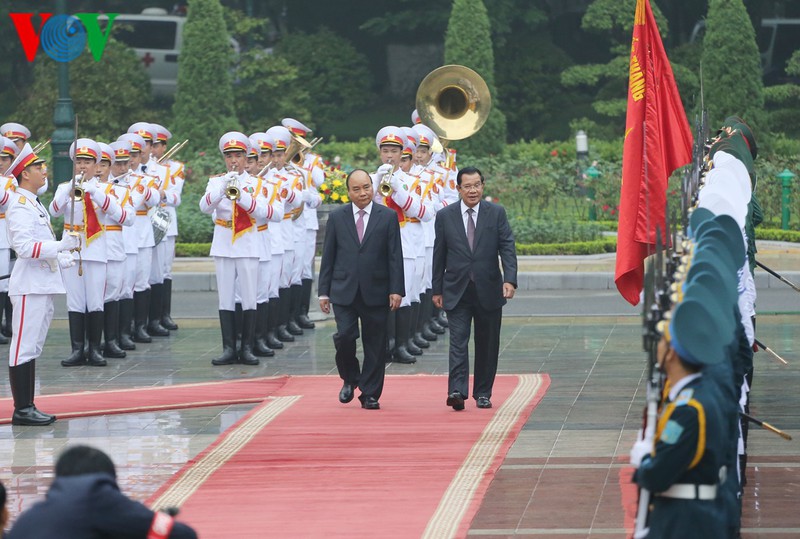 Thủ tướng Nguyễn Xuân Phúc mời Thủ tướng Campuchia Samdech Techo Hun Sen duyệt đội danh dự Quân đội nhân dân Việt Nam.
