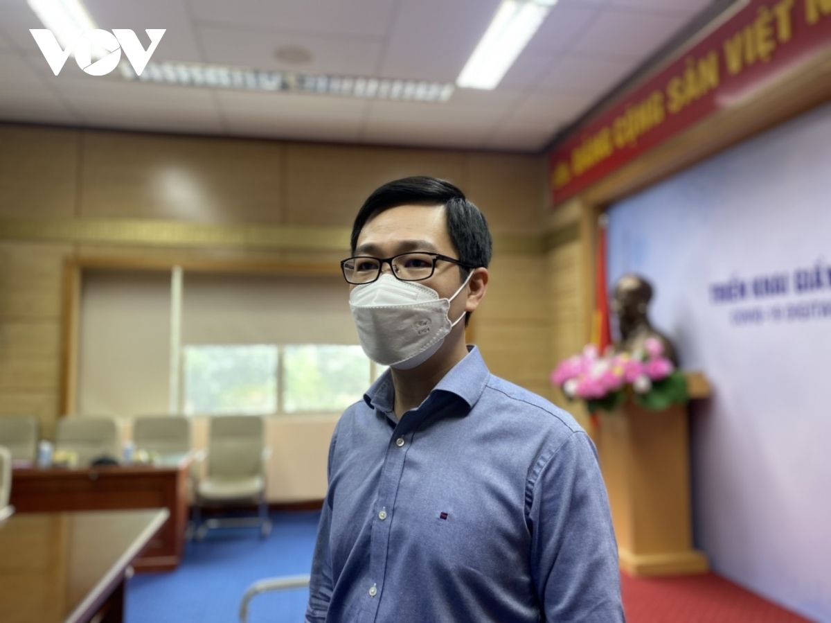Ông Nguyễn Bá Hùng, Phó Giám đốc Trung tâm Dữ liệu y tế, Cục Công nghệ thông tin (Bộ Y tế) trao đổi với phóng viên về hộ chiếu vaccine điện tử.
