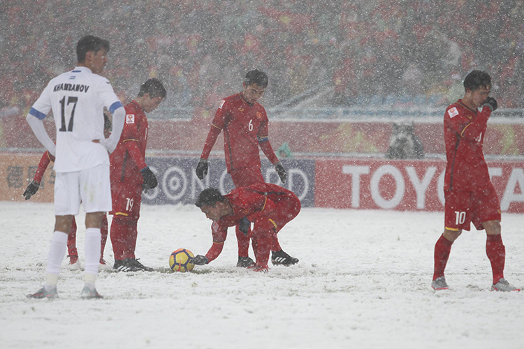 Khán giả cảm phục tinh thần thi đấu quyết liệt trên tuyết trắng của các cầu thủ Việt Nam trong trận chung kết U23 châu Á. 