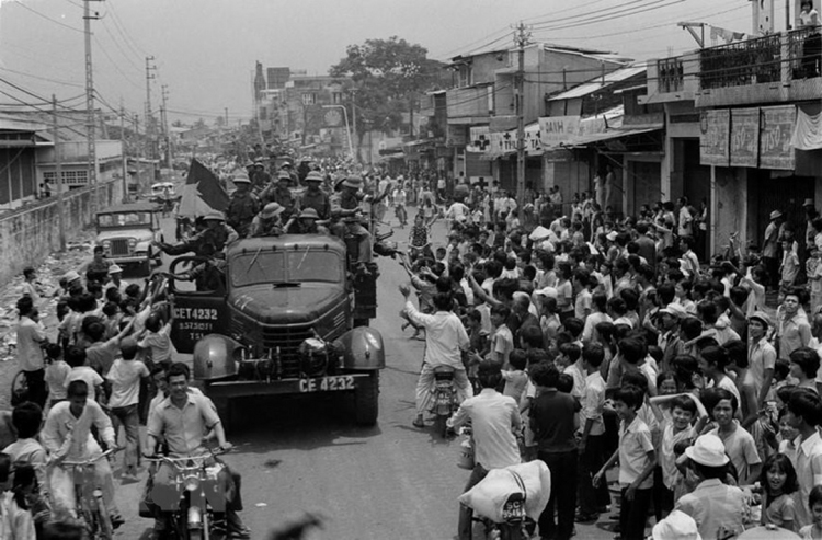 Nhân dân Sài Gòn đổ ra đường, nồng nhiệt chào đón quân Giải Phóng năm 1975. Ảnh tư liệu. 