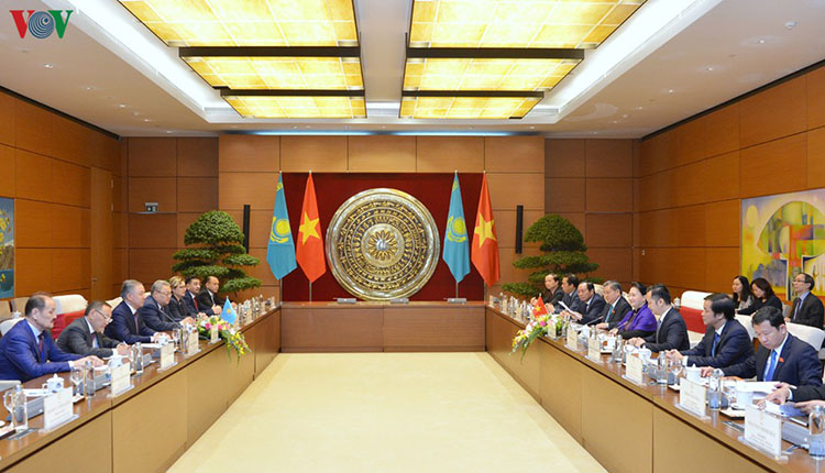 Hai vị lãnh đạo vui mừng khi thấy quan hệ hữu nghị và hợp tác giữa Quốc hội Việt Nam và Nghị viện Kazakhstan không ngừng được củng cố và phát triển.