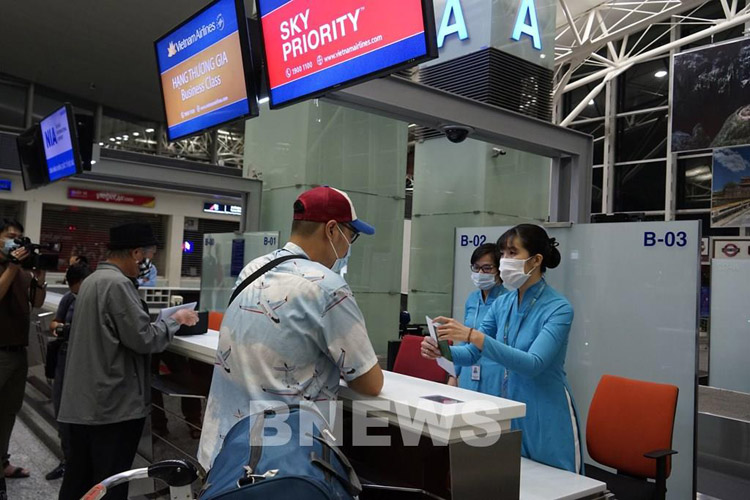Hành khách làm thủ tục tại sân bay Nội Bài. Ảnh: Vietnam Airlines