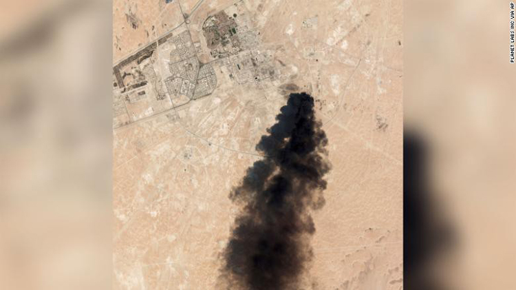 Hình ảnh vệ tinh được chụp ngày 14/9 cho thấy khói đen bốc lên từ cơ sở sản xuất dầu Abqaiq ở Saudi Arabia. Ảnh: CNN