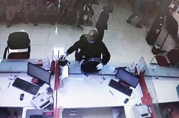 Hình ảnh tên cướp nổ súng cướp ngân hàng tại Sóc Sơn. (Ảnh: Camera)