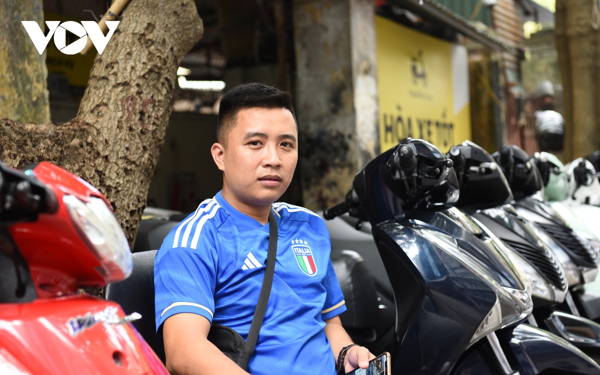 Anh Lã Văn Hòa, chủ cửa hàng “Hòa xe tốt” trên phố Chùa Hà.