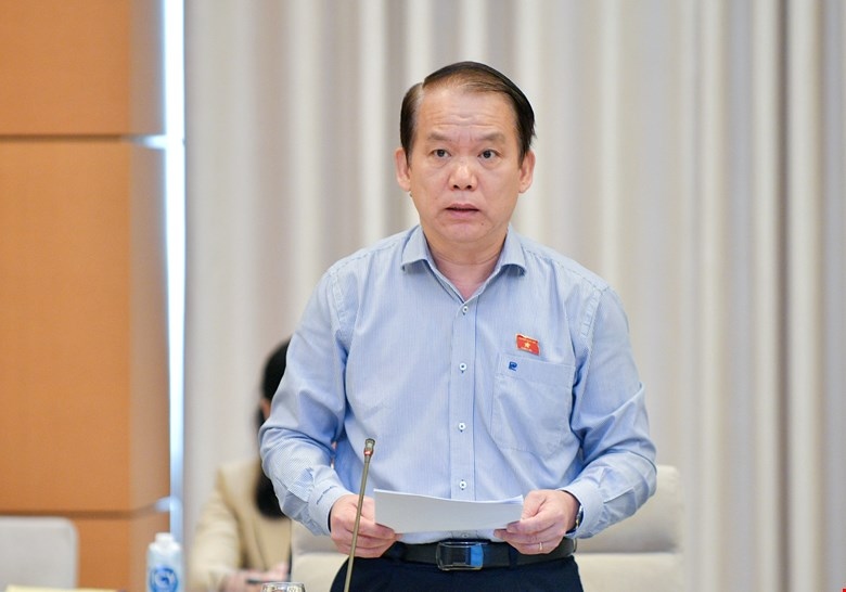 Chủ nhiệm Ủy ban Pháp luật Hoàng Thanh Tùng trình bày báo cáo thẩm tra sơ bộ dự án Luật Thủ đô (sửa đổi) tại phiên họp 26 của Ủy ban Thường vụ Quốc hội.