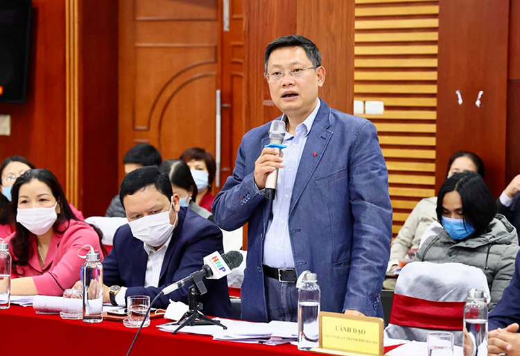 Phó Giám đốc Sở Xây dựng Hoàng Cao Thắng thông tin về các dự án để cải thiện môi trường các dòng sông ở Hà Nội.