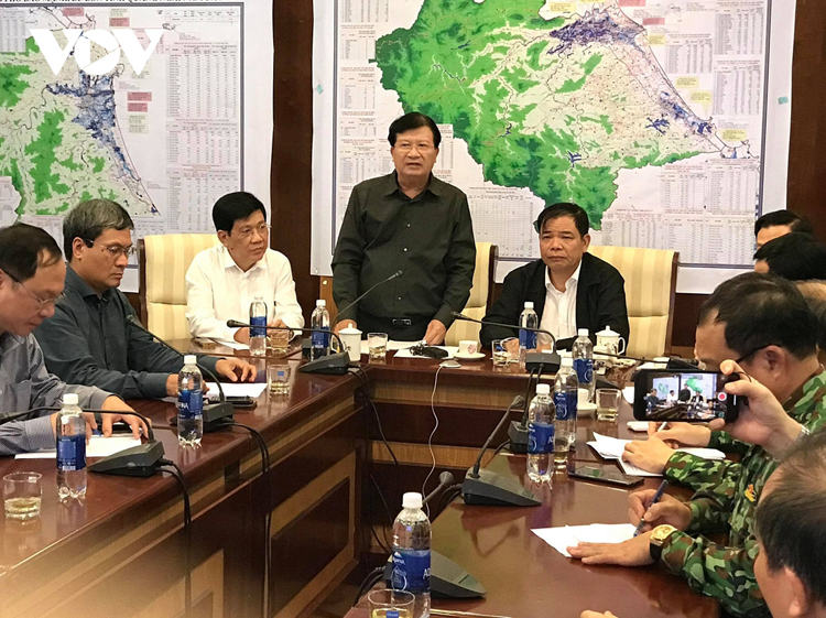 Phó Thủ tướng Trịnh Đình Dũng yêu cầu các bộ ngành liên quan chuẩn bị sẵn sàng lực lượng, vật tư, trang thiết bị thực hiện nhiệm vụ ứng cứu khi cần thiết. 