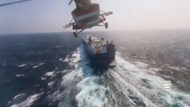 Trực thăng của lực lượng Houthi bay phía trên tàu chở hàng Galaxy Leader ở Biển Đỏ, ngày 20/12/2023. Ảnh: Reuters