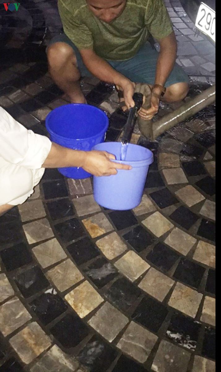 Cư dân chung cư 04 Hoàng Đạo Thuý (Thanh Xuân) phải chờ thâu đêm để được phát nước từ xe téc.
